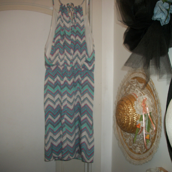RETRO CUTOUT LITTL CHEVRON DRESS  EMERALD SUNDAE L - Picture 3 of 7
